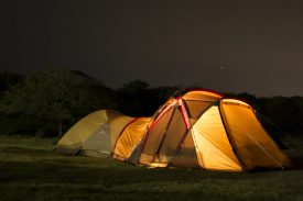 大型テントで過ごす夜の写真